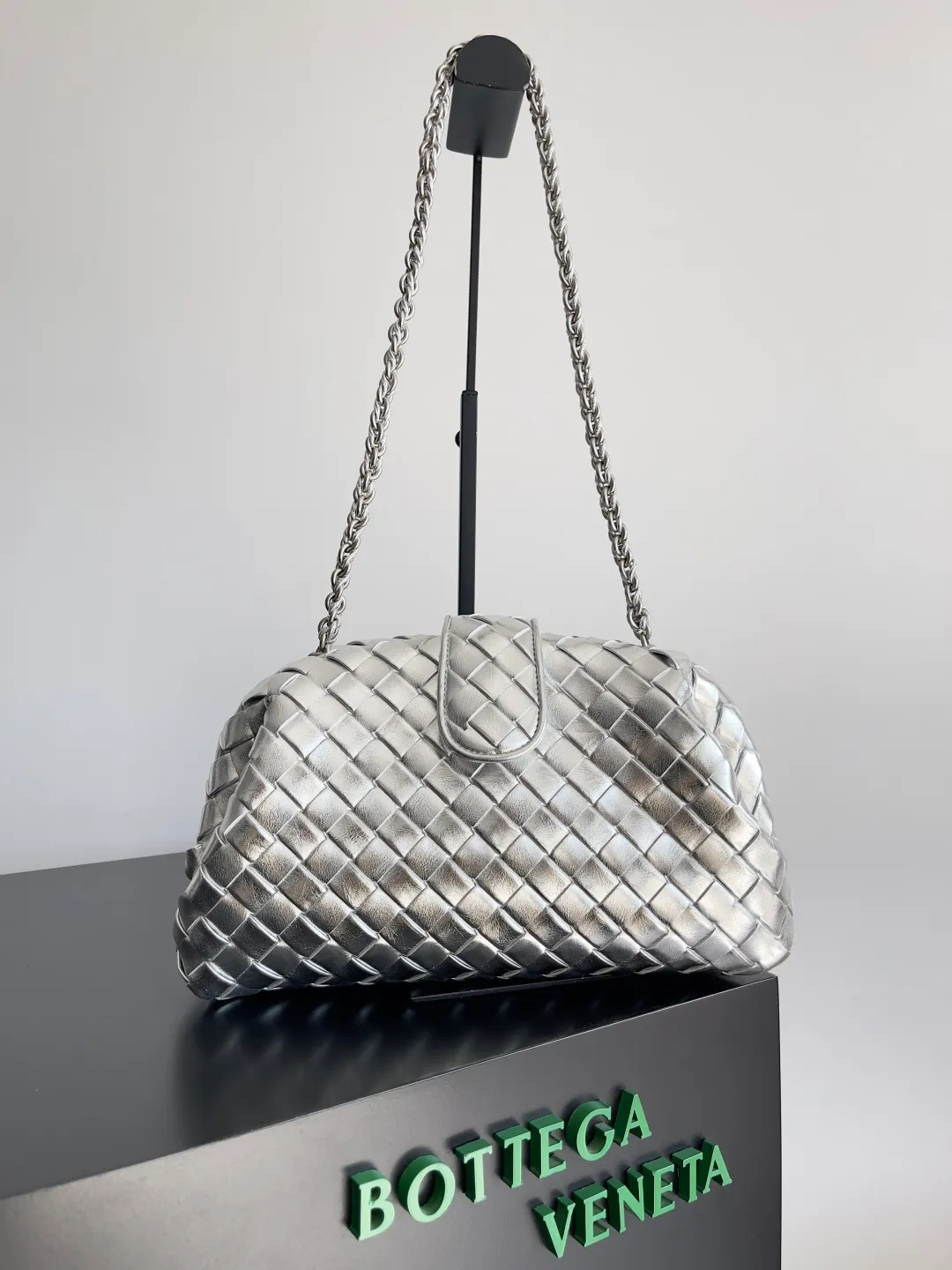 Batch 2260 BOTTEGA VENETA Lady's LAUREN CLUTCH Chain Clutch was inspired by 40 years ago. It is a perfect fusion of classic and modern bags. It is effortless and fashionable for any occasion and at any time. The newly added detachable metal chain allows people to have more ways to carry it. It is grand and elegant. Style No.: 785807 Size: 31.5*16.5*11cm